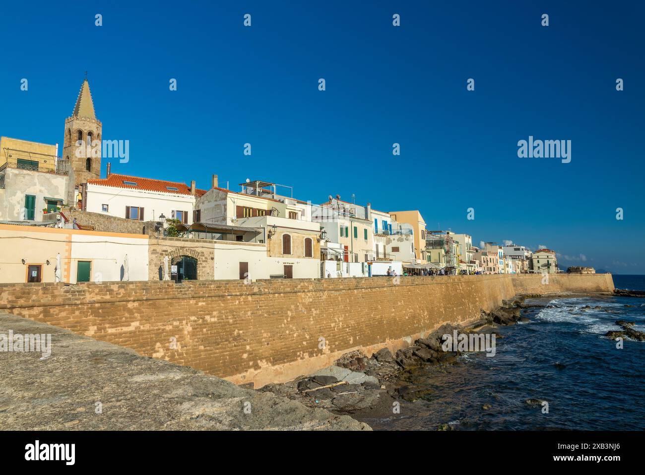 Vue sur la ville fortifiée et les remparts d'Alghero, île de Sardaigne, Italie Banque D'Images