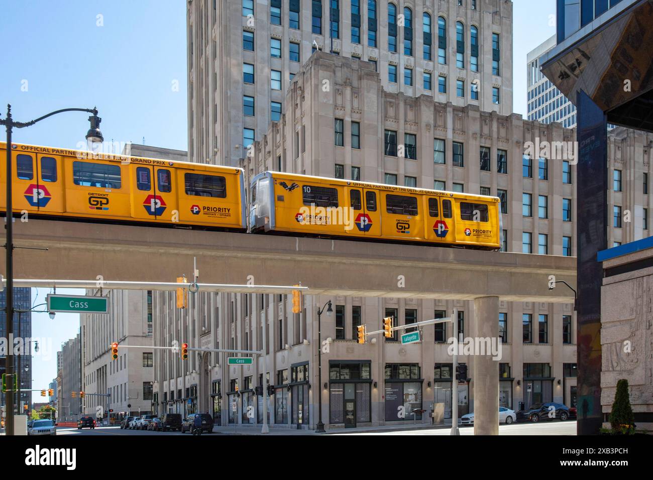 Detroit, Michigan - le Detroit People Mover voyage à travers le quartier financier de la ville. Banque D'Images