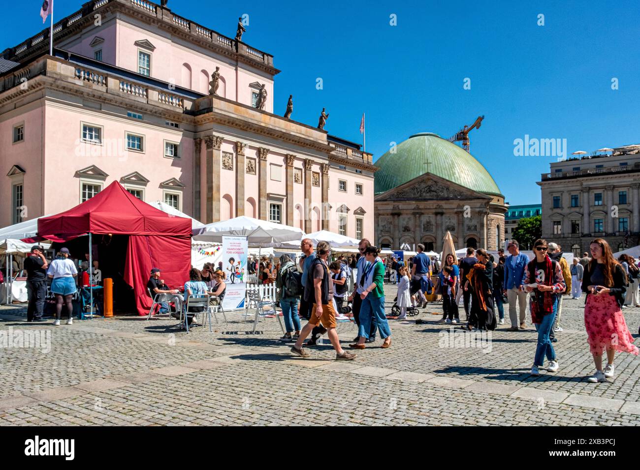 Festival du livre de Berlin, Bebelplatz, Unter den Linden, Mitte, Berlin, 8 et 9 juin 2024. Les éditeurs et librairies berlinois exposent et vendent des livres Banque D'Images