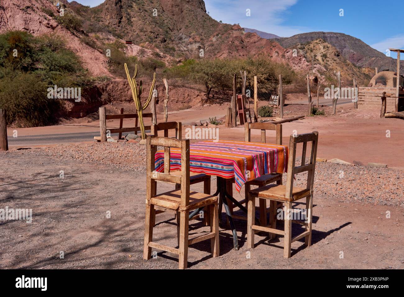 Restaurant rustique avec tables et chaises en bois, sur le chemin à travers les montagnes sur la route de Cafayate, Argentine. Banque D'Images
