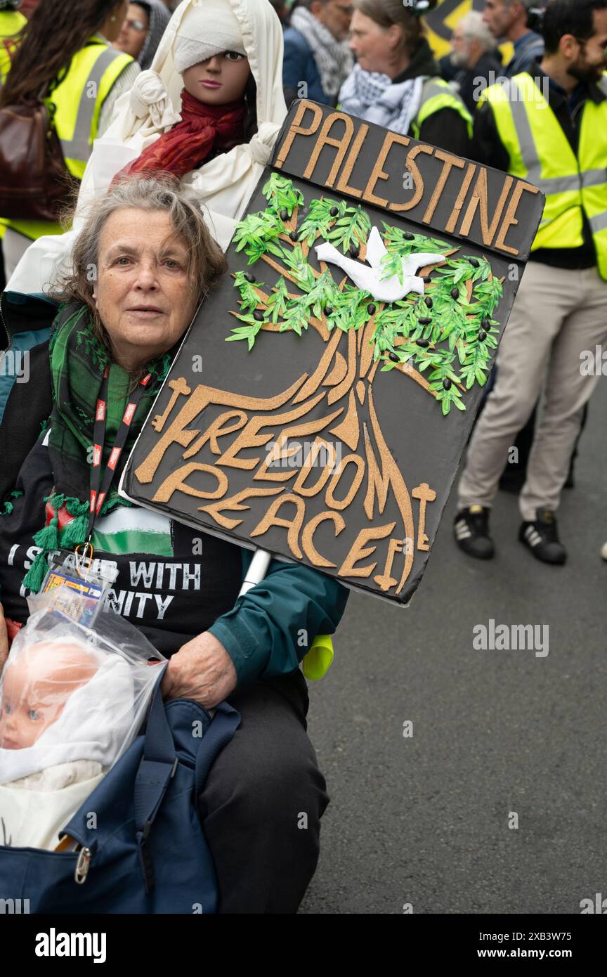 Le 8 juin 2024, des milliers de personnes se rassemblent à Russell Square, à Londres, pour manifester en faveur de la Palestine et pour protester contre la poursuite du bo israélien Banque D'Images