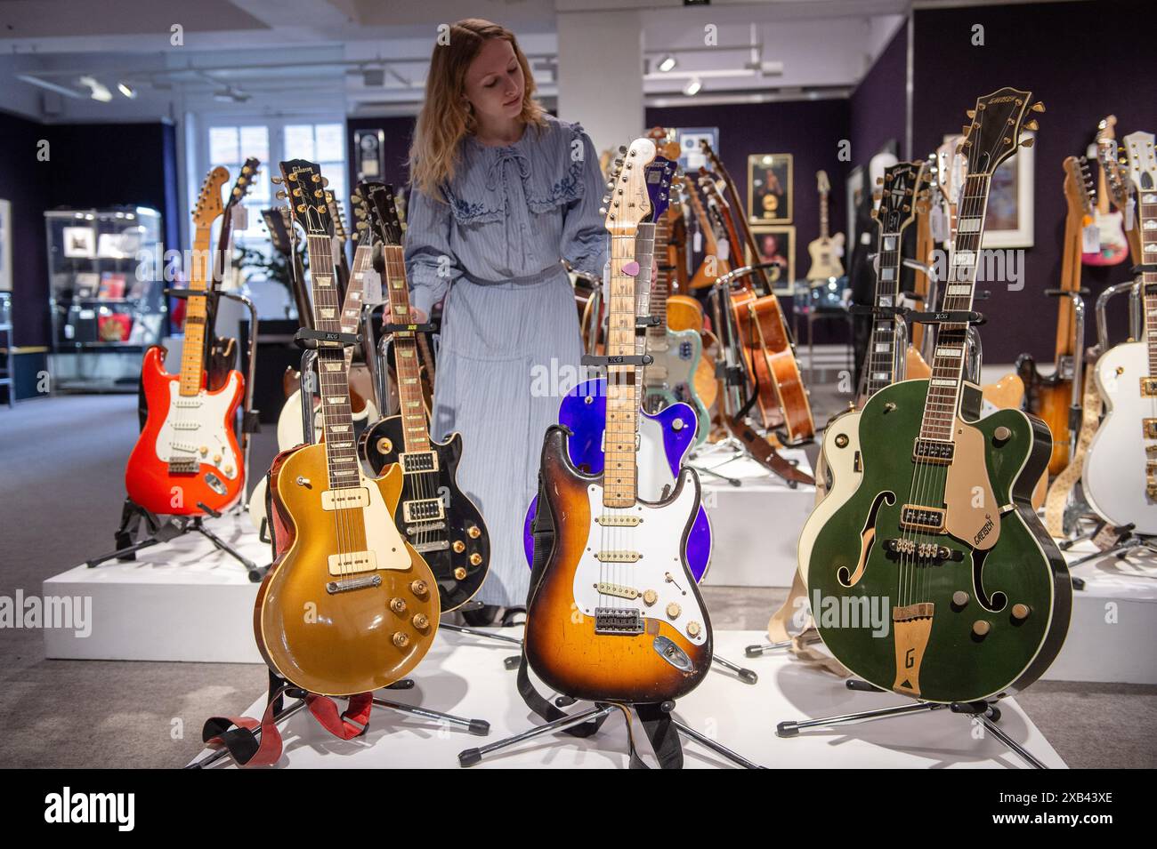 Londres, Angleterre, Royaume-Uni. 10 juin 2024. Bonhams membre du personnel se tient près d'une guitare semi-acoustique Gretsch Country Club estimée à GBP 4 500 - GBP 5 000 (première à droite), une guitare électrique Fender Stratocaster estimée à GBP 25 000 - GBP 30 000 (au milieu), et une guitare électrique Gibson les Paul Gold Top estimée à 20 000 GBP - 25 000 GBP, toutes de la collection Maxi Jazz de Faithless, exposée à Bonhams Rock, Pop & film sale à Knightsbridge, Londres. (Crédit image : © Thomas Krych/ZUMA Press Wire) USAGE ÉDITORIAL SEULEMENT! Non destiné à UN USAGE commercial ! Crédit : ZUMA Press, Inc/Alamy Live News Banque D'Images