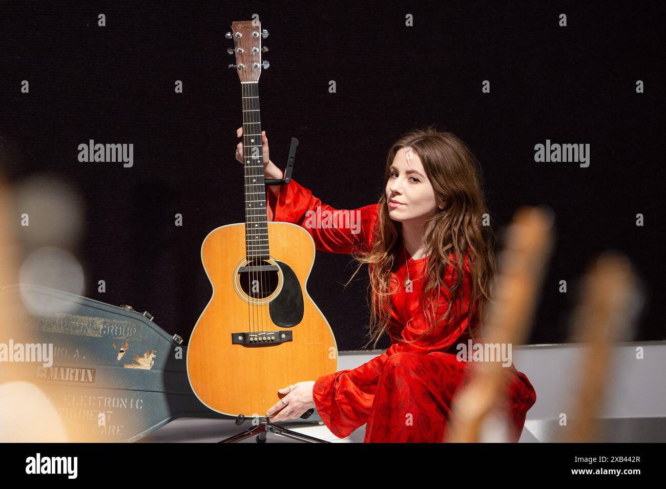 Londres, Angleterre, Royaume-Uni. 10 juin 2024. Un membre du personnel de Bonhams tient la guitare acoustique Martin 1974 000-28 d'Eric Clapton exposée à Bonhams Rock, Pop & film sale à Bonhams Knightsbridge, Londres. (Crédit image : © Thomas Krych/ZUMA Press Wire) USAGE ÉDITORIAL SEULEMENT! Non destiné à UN USAGE commercial ! Crédit : ZUMA Press, Inc/Alamy Live News Banque D'Images