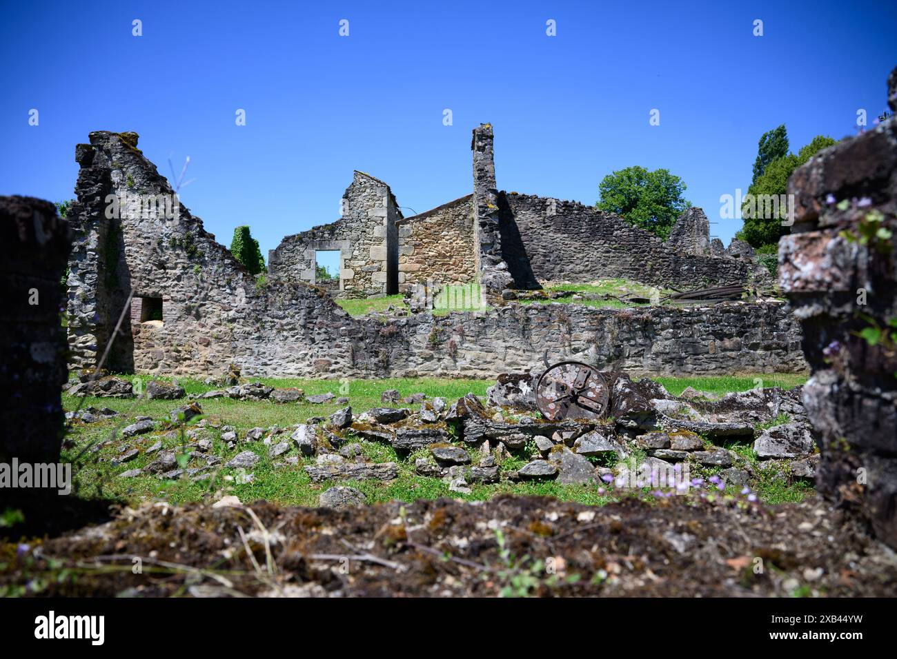 Oradour sur Glane, France. 10 juin 2024. Les ruines d'immeubles résidentiels du village martyr d'Oradour-sur-Glane commémorent le massacre de la seconde Guerre mondiale. Le 10 juin 1944, des membres de la division SS « Das Reich » ont assassiné 643 civils à Oradour-sur-Glane et détruit complètement le village. Pratiquement personne n'a été tenu légalement responsable. Crédit : Bernd von Jutrczenka/dpa/Alamy Live News Banque D'Images