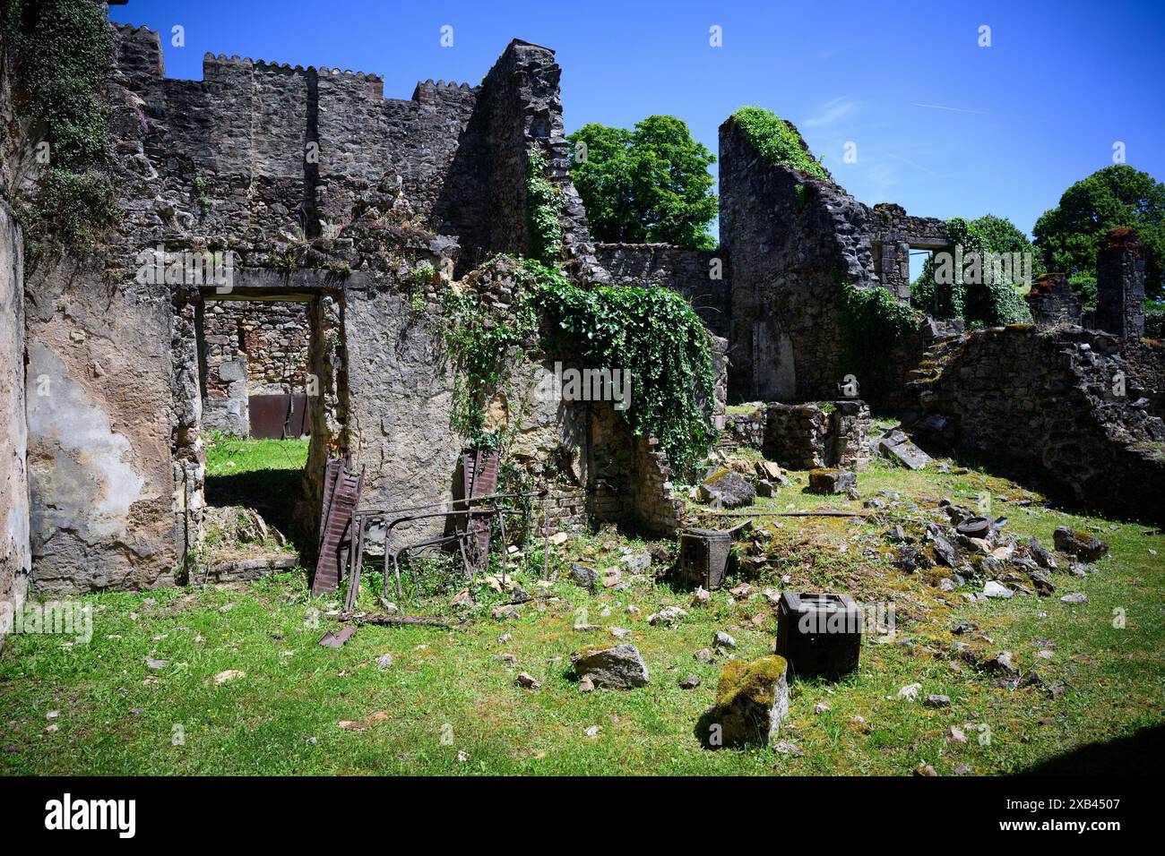 Oradour sur Glane, France. 10 juin 2024. Les ruines d'immeubles résidentiels du village martyr d'Oradour-sur-Glane commémorent le massacre de la seconde Guerre mondiale. Le 10 juin 1944, des membres de la division SS « Das Reich » ont assassiné 643 civils à Oradour-sur-Glane et détruit complètement le village. Pratiquement personne n'a été tenu légalement responsable. Crédit : Bernd von Jutrczenka/dpa/Alamy Live News Banque D'Images