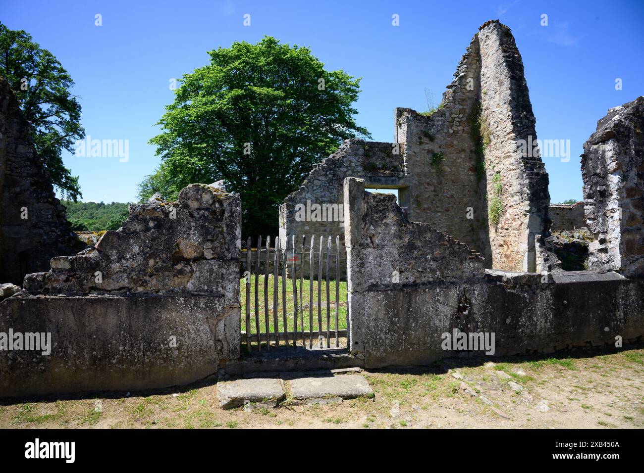 Oradour sur Glane, France. 10 juin 2024. Les ruines d'immeubles résidentiels du village martyr d'Oradour-sur-Glane commémorent le massacre de la seconde Guerre mondiale. Le 10 juin 1944, des membres de la division SS « Das Reich » ont assassiné 643 civils à Oradour-sur-Glane et détruit complètement le village. Pratiquement personne n'a été tenu légalement responsable. Crédit : Bernd von Jutrczenka/dpa/Alamy Live News Banque D'Images