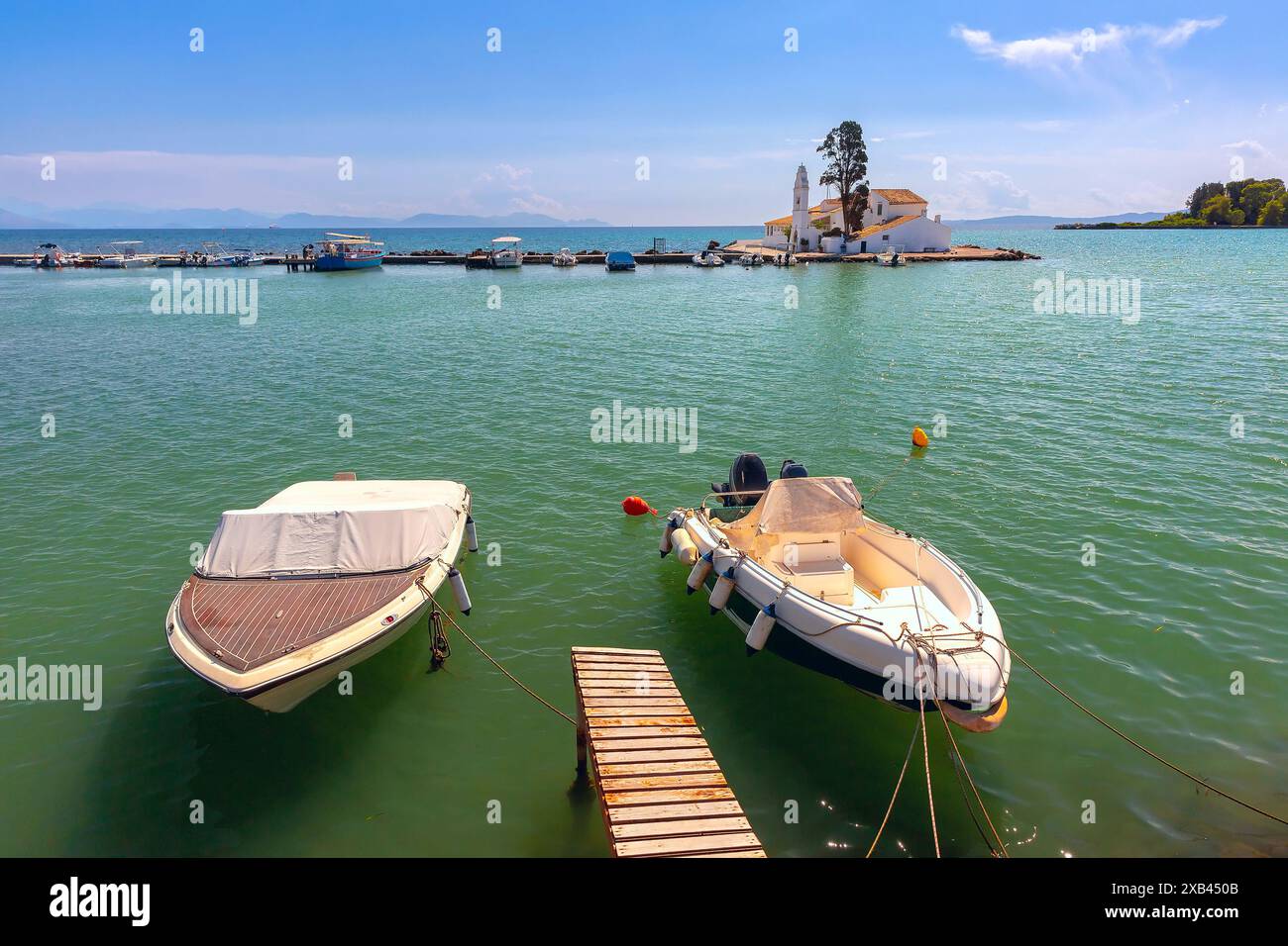 Île de Pontikonisi à Corfou, Grèce, vue de la mer avec des bateaux au premier plan Banque D'Images