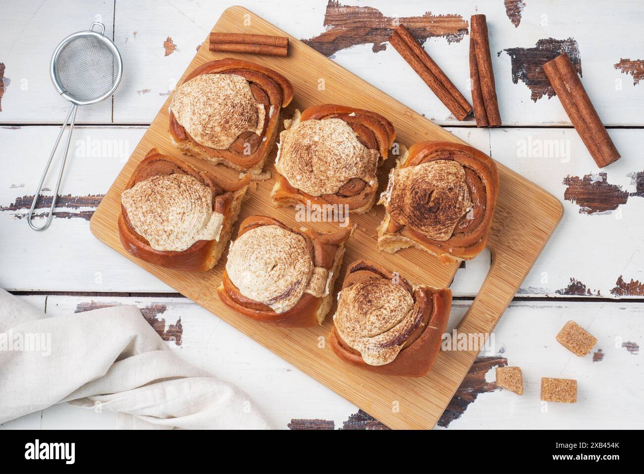 Kanelbulle petits pains à la cannelle avec crème au beurre sur une table en bois rustique. Viennoiseries maison, vue de dessus, espace photocopie. Banque D'Images Kanelbulle petits pains à la cannelle avec crème au beurre sur une table en bois rustique. Viennoiseries maison, vue de dessus, espace photocopie. Banque D'Images