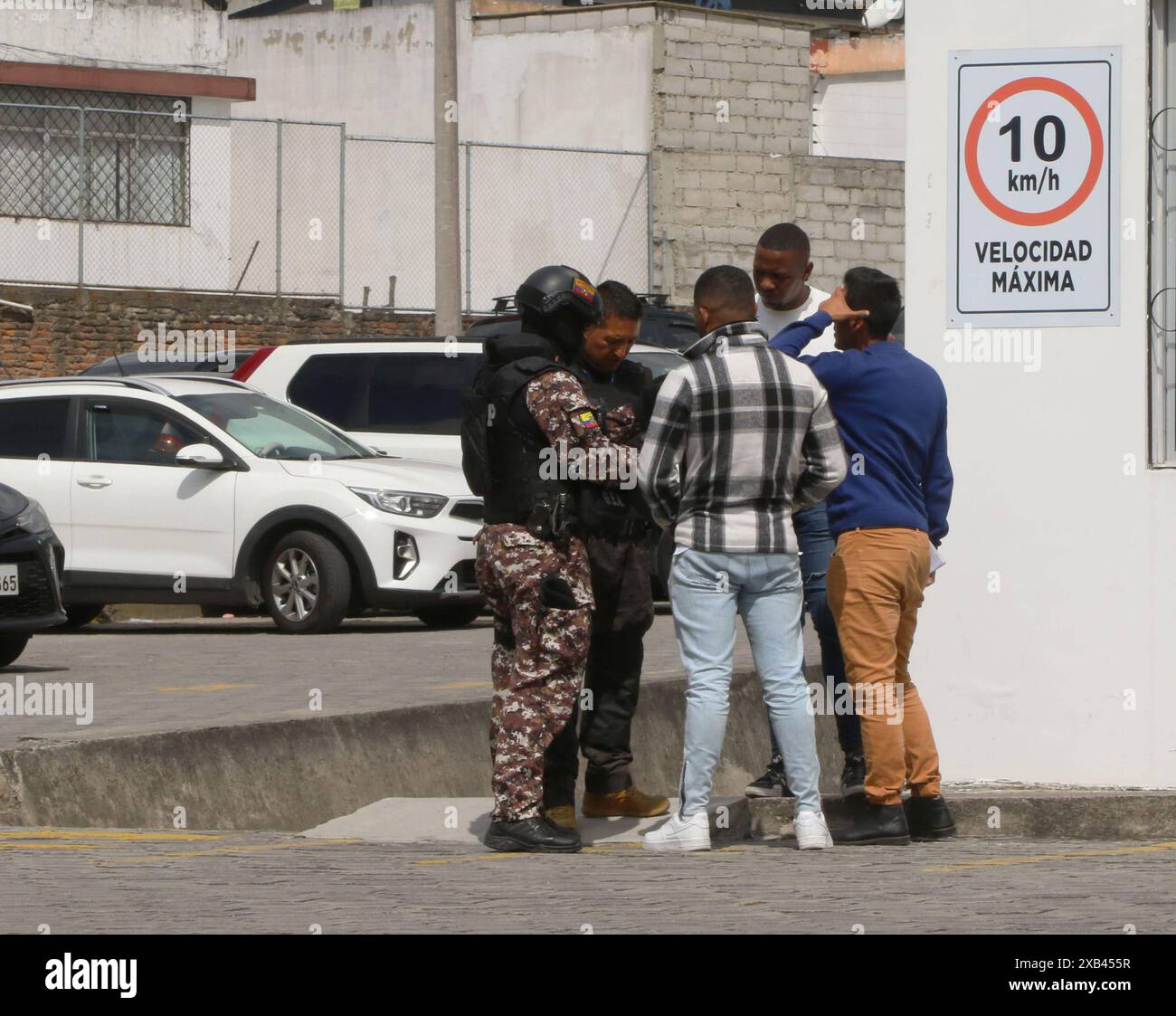 ACTIONS HAUSSE DU PRIX DU CARBURANT Quito, lundi 10 juin 2024 environnement à l'Hôpital Pablo Arturo Suarez , après la fusillade, enregistré dans le secteur photos Quito Pichincha Equateur CLJ ACTIONS HAUSSE DU PRIX DU CARBURANT 22ecd06a555021a7df82fa8624b0e4f6 Copyright : xALBERTOxSUÃREZx Banque D'Images