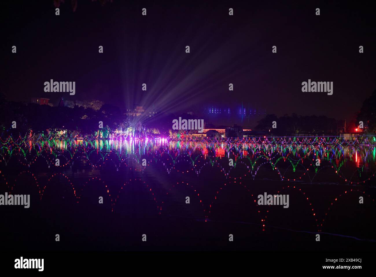 Illumination de Diwali à l'étang du temple Sri Sri Baradeswari Kalimata à Basabo à Dhaka, Bangladesh. Banque D'Images