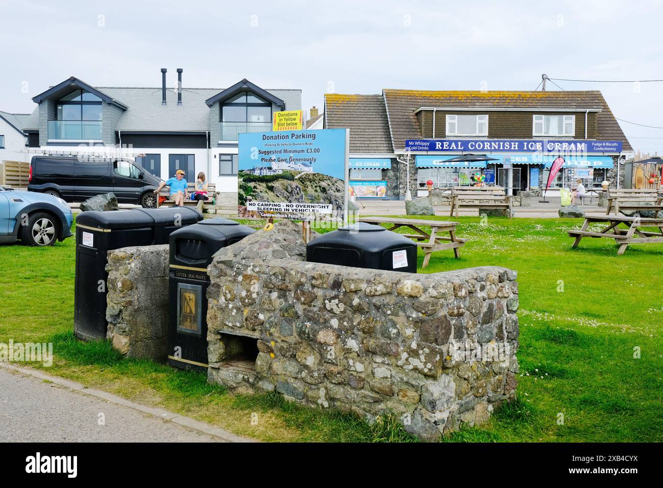 Parking Village Green au village de Lizard, Cornwall, Royaume-Uni - John Gollop Banque D'Images