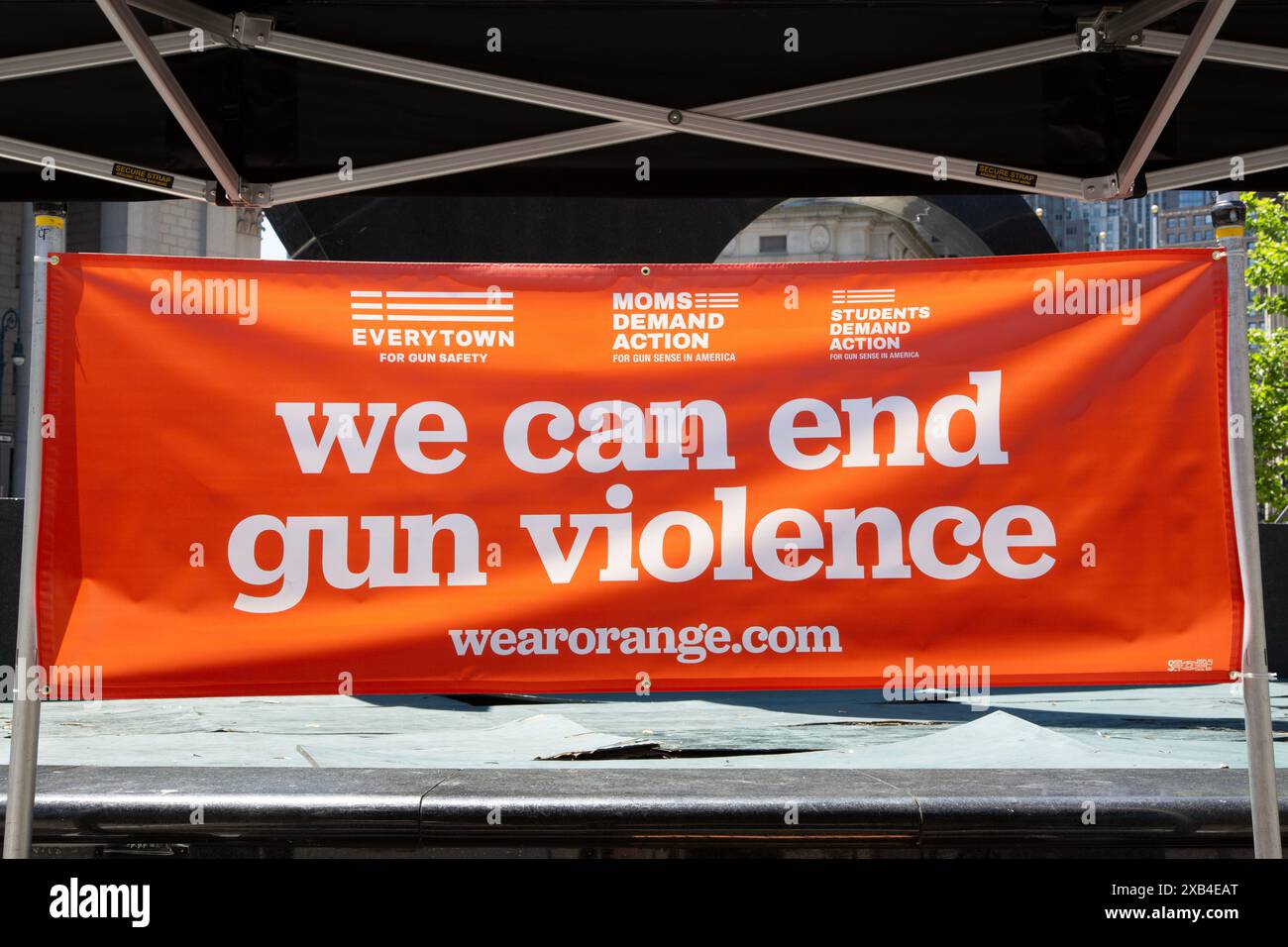 Les mamans exigent une action annuelle « Wear Orange Day », pour mettre fin à la violence armée, rassemblement et marche sur le pont de Brooklyn de Manhattan à Brooklyn. marche similaire Banque D'Images