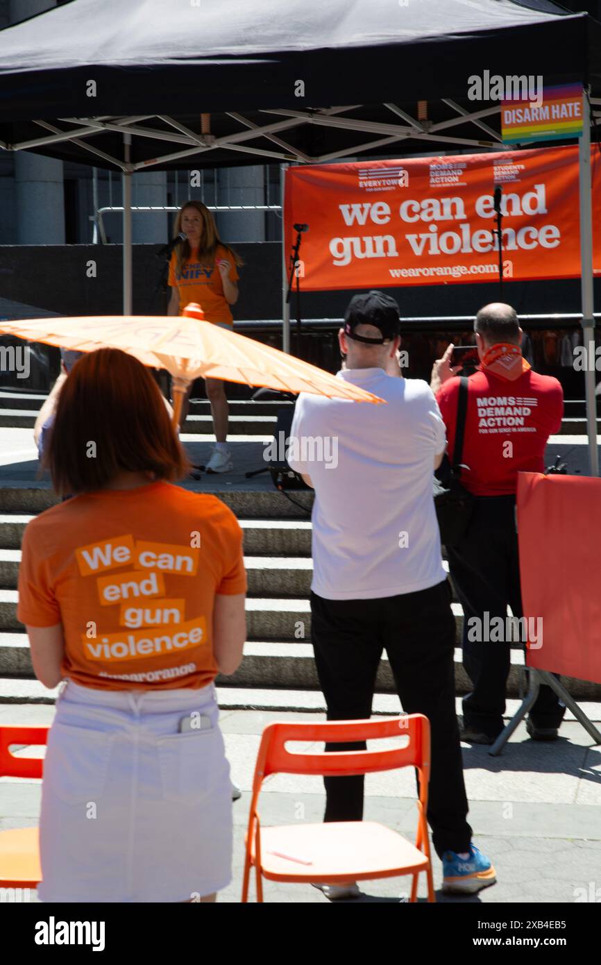 Les mamans exigent une action annuelle « Wear Orange Day », pour mettre fin à la violence armée, rassemblement et marche sur le pont de Brooklyn de Manhattan à Brooklyn. marche similaire Banque D'Images