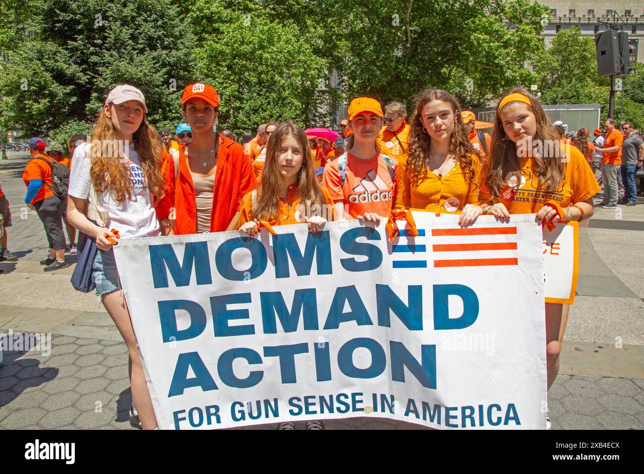 Les mamans exigent une action annuelle « Wear Orange Day », pour mettre fin à la violence armée, rassemblement et marche sur le pont de Brooklyn de Manhattan à Brooklyn. marche similaire Banque D'Images