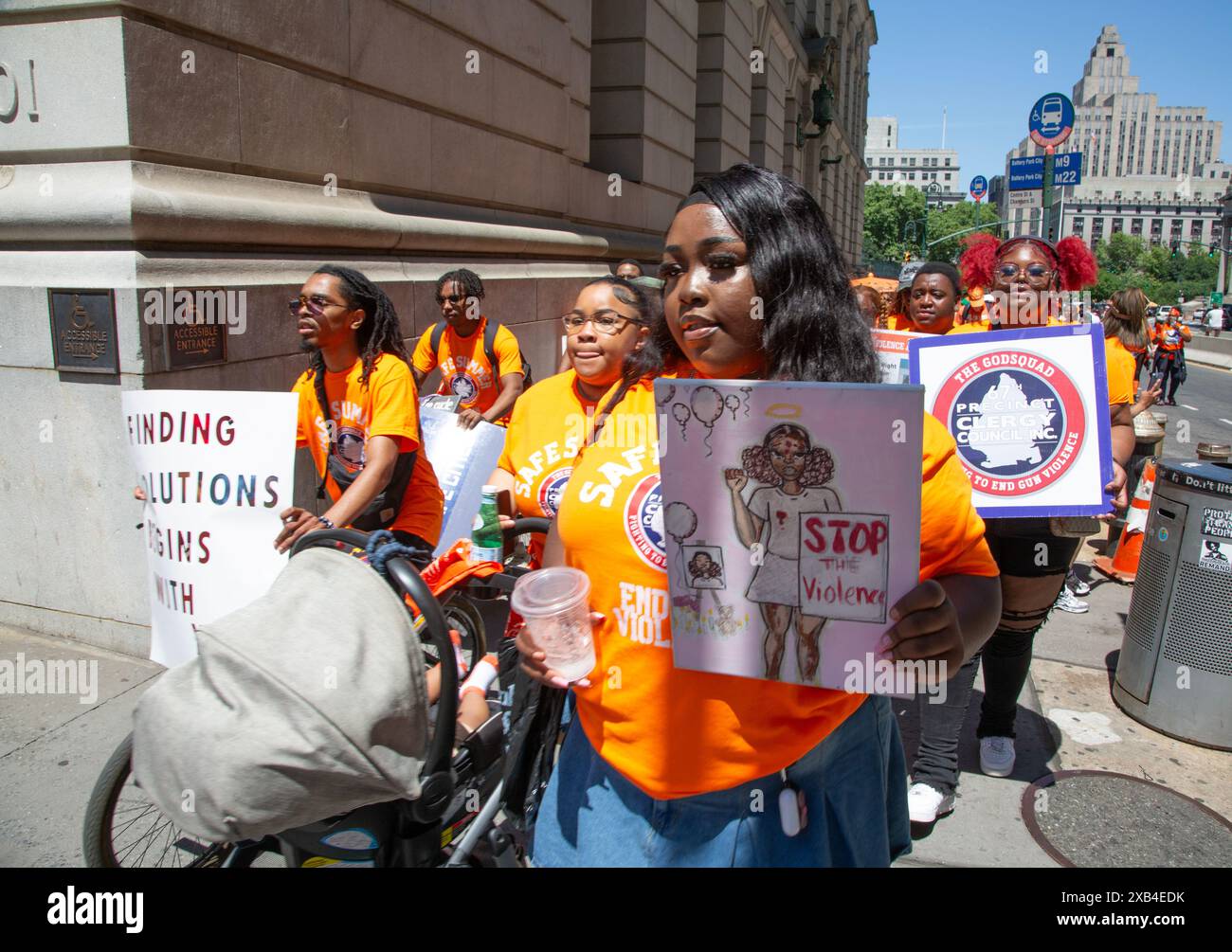 Les mamans exigent une action annuelle « Wear Orange Day », pour mettre fin à la violence armée, rassemblement et marche sur le pont de Brooklyn de Manhattan à Brooklyn. marche similaire Banque D'Images