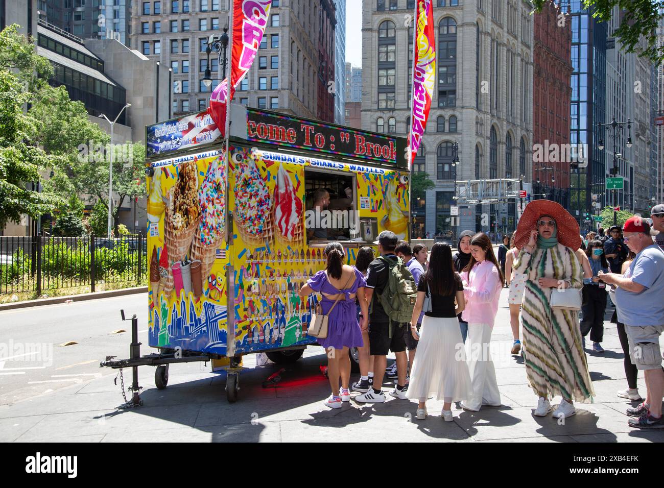 Le fournisseur de crème glacée offre des services aux touiristes le long de Park Row b y City Hall Park, un arrêt touristique populaire dans le centre-ville de Manhattan, New York. Banque D'Images