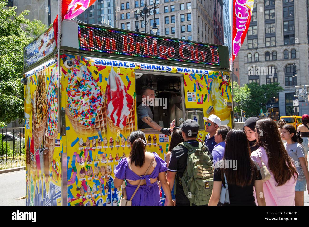 Le fournisseur de crème glacée offre des services aux touiristes le long de Park Row b y City Hall Park, un arrêt touristique populaire dans le centre-ville de Manhattan, New York. Banque D'Images