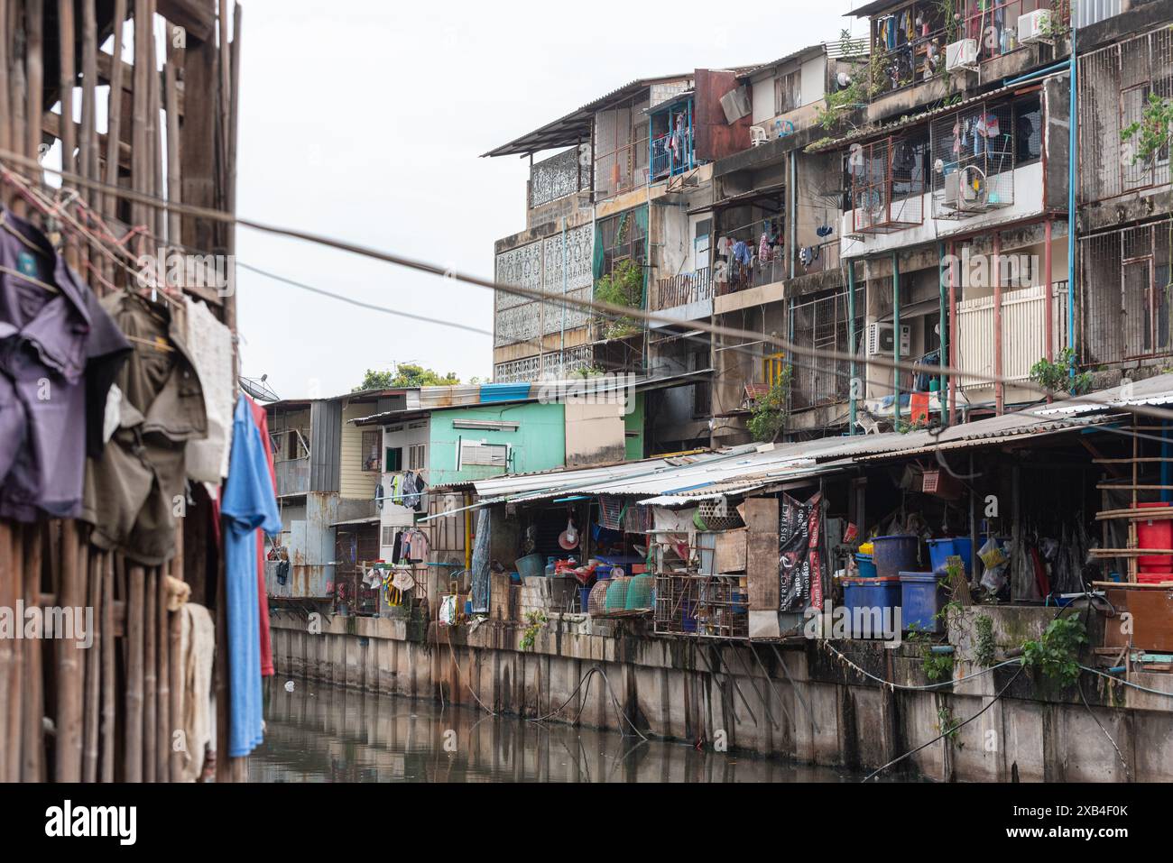 Bangkok, Thaïlande - 28 mars 2024 : bidonvilles le long de Khlong Toei (canal). Banque D'Images