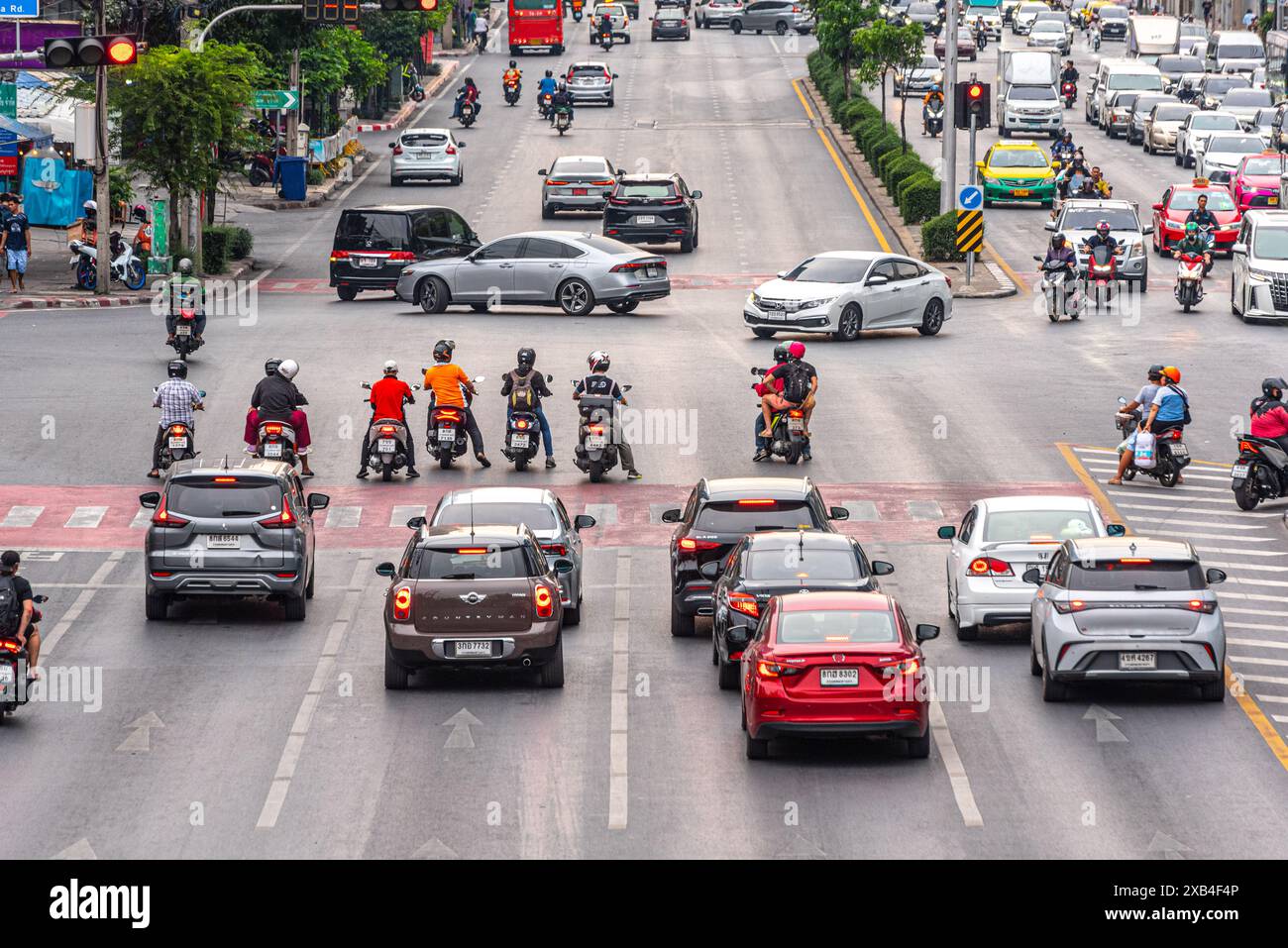 Bangkok, Thaïlande - 28 mars 2024 : circulation routière à l'intersection de Rama IV Road et Ratchadaphisek Road. Banque D'Images