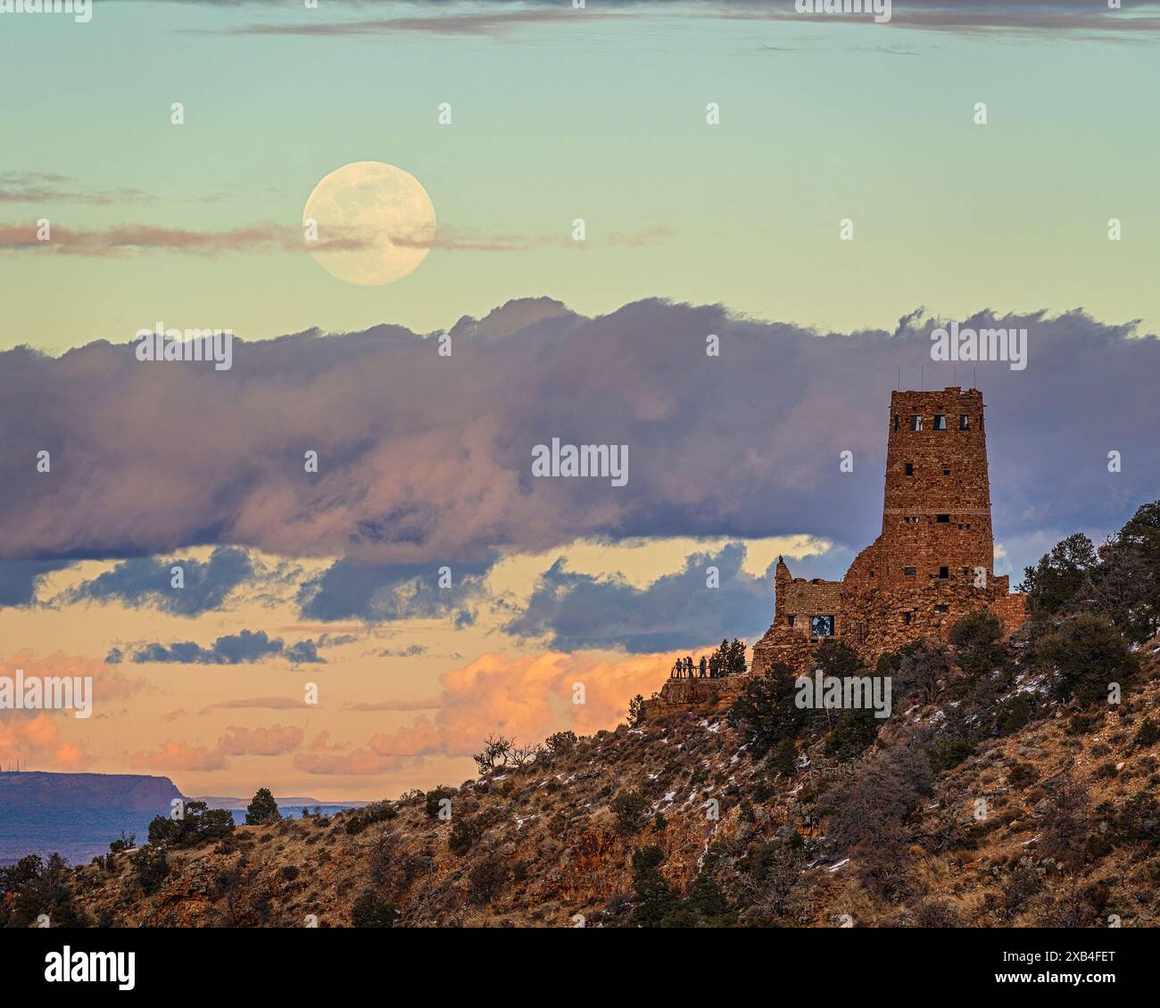 Lune d'hiver se levant au-dessus de la tour de guet Desert View dans le parc national du Grand Canyon, Arizona Banque D'Images