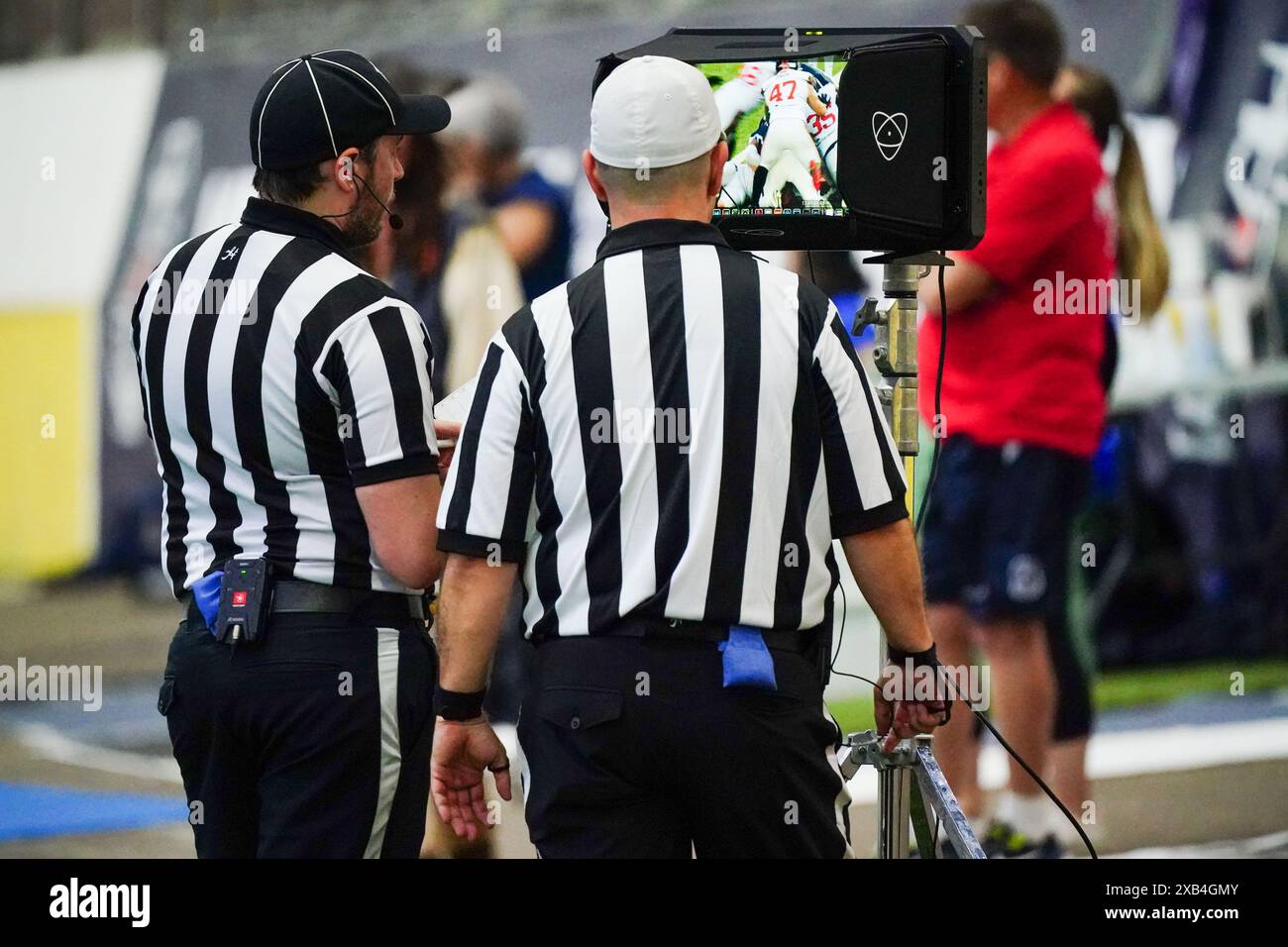 Les arbitres de la Ligue européenne de football consultent le moniteur de replay instantané pour examiner un match disputé lors du match entre Milano Seamen et Helvetic Mercenaries, semaine 3 de ELF - Ligue européenne de football, au stade Vigorelli à Milan le 8 juin 2024. Crédit : Luca Rossini/E-Mage/Alamy Live News Banque D'Images