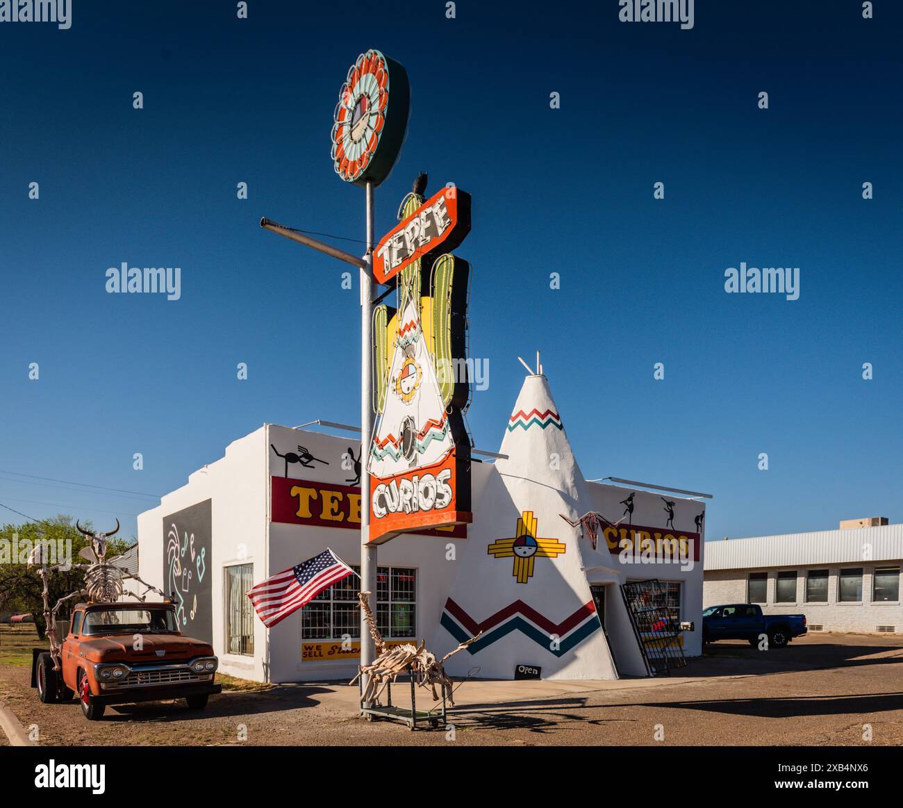 Tucumcari, Nouveau-Mexique États-Unis - 18 mars 2017 : extérieur de Teepee Curious, une attraction routière et boutique de cadeaux sur la route 66. Banque D'Images