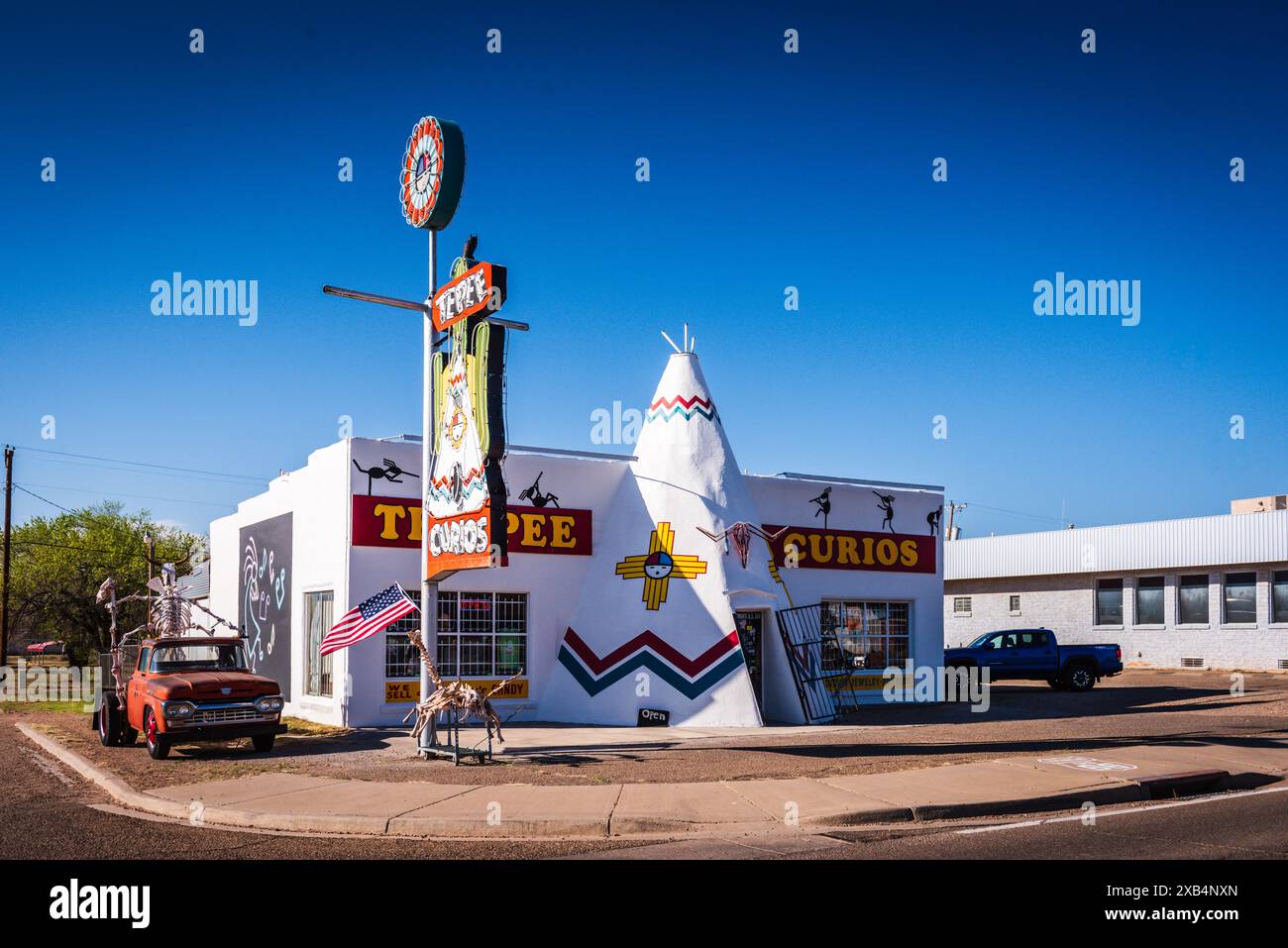 Tucumcari, Nouveau-Mexique États-Unis - 18 mars 2017 : extérieur de Teepee Curious, une attraction routière et boutique de cadeaux sur la route 66. Banque D'Images