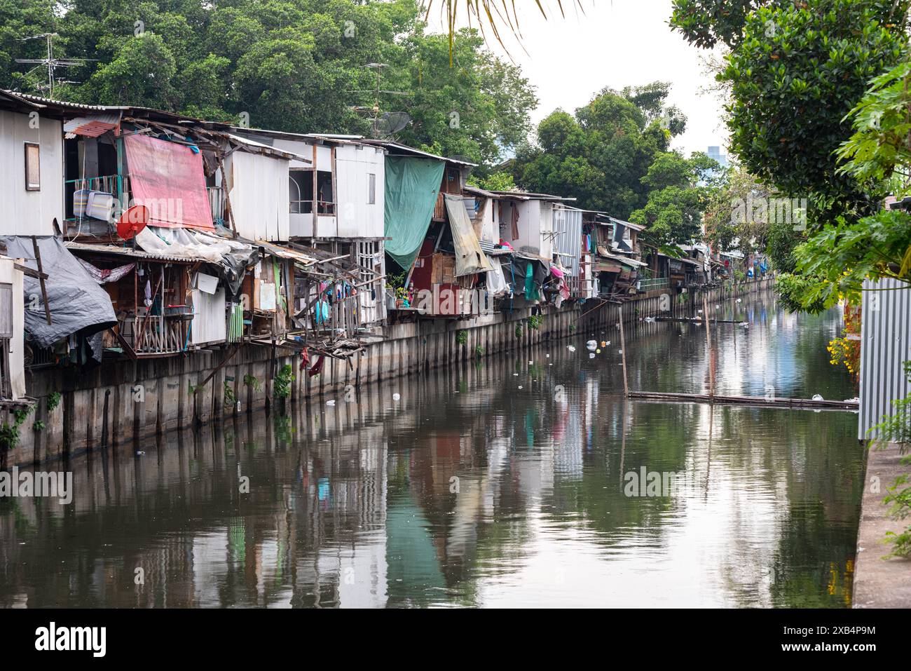 Bangkok, Thaïlande - 28 mars 2024 : bidonvilles le long de Khlong Toei (canal). Banque D'Images
