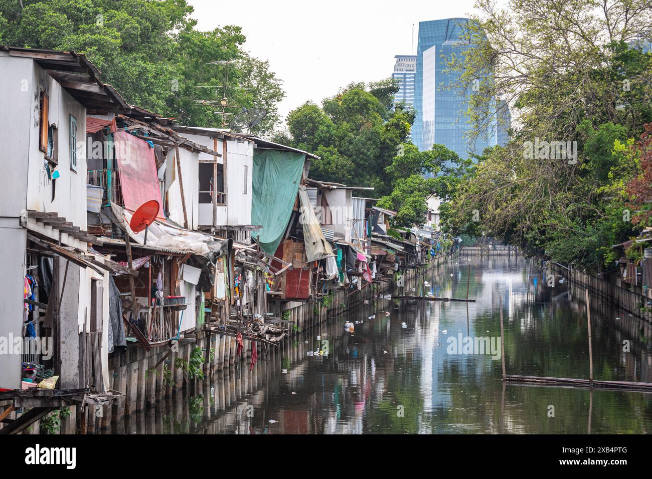 Bangkok, Thaïlande - 28 mars 2024 : bidonvilles le long de Khlong Toei (canal). Banque D'Images