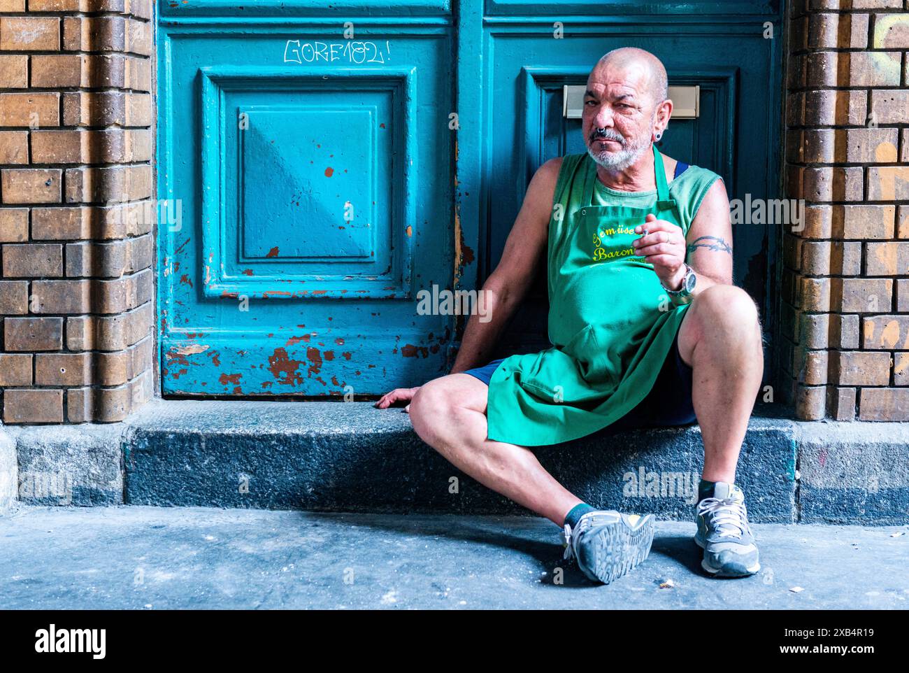 Marketman prend une pause Marketman prend une pause en fumant sa cigarette dehors. Berlin, Allemagne. MRYES Berlin Markthalle, Friedrichshain Berlin German Copyright : xGuidoxKoppesxPhotox Banque D'Images