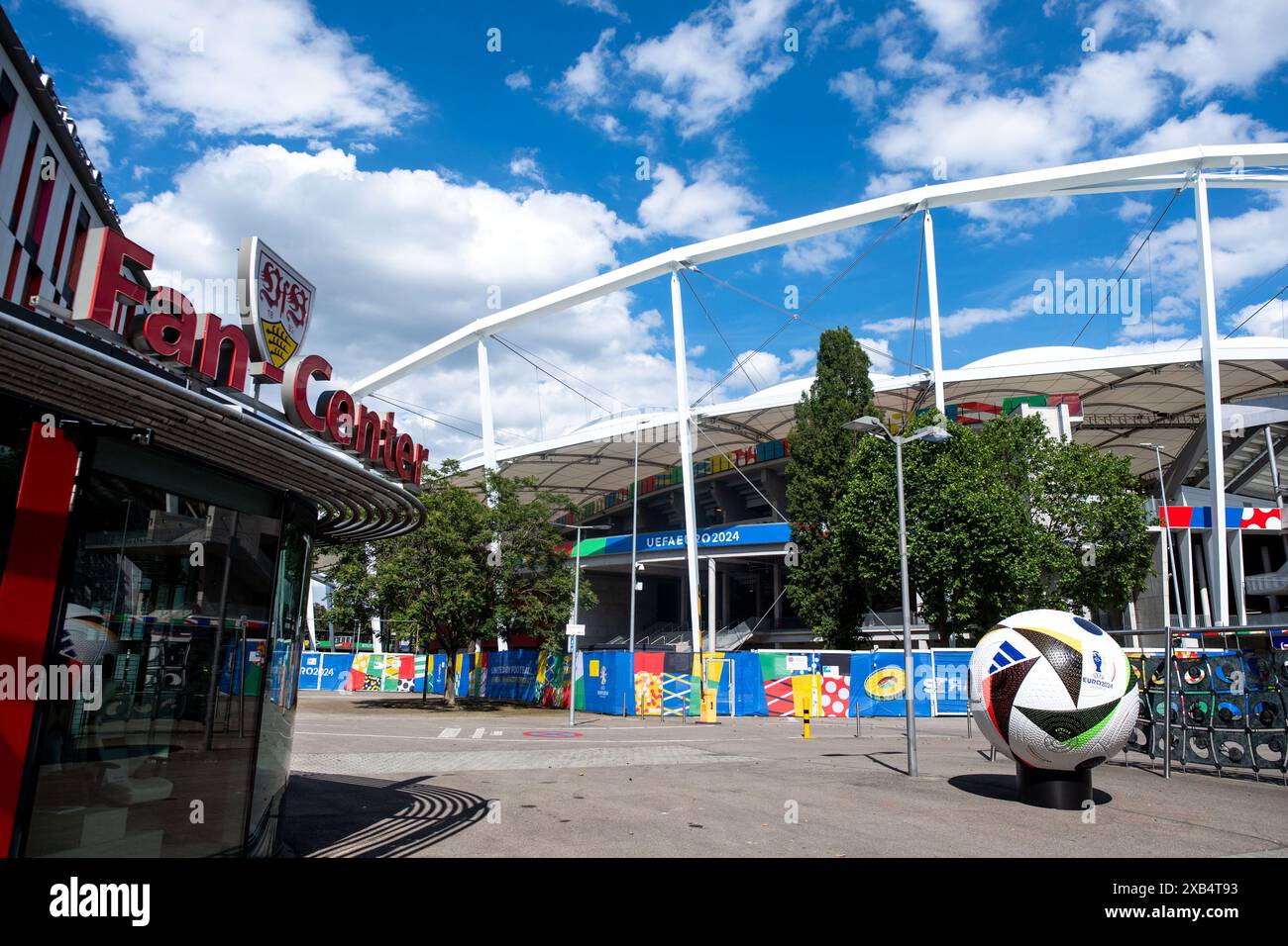 Symbolbild / Themenfoto Adidas Spielball Fußballliebe vor dem Stadion, daneben VfB Stuttgart Fan Center, GER, Stadium Open Media Day Arena Stuttgart, Fussball, UEFA Euro 2024, 10.06.2024 Foto : Eibner-Pressefoto/Michael Memmler Banque D'Images