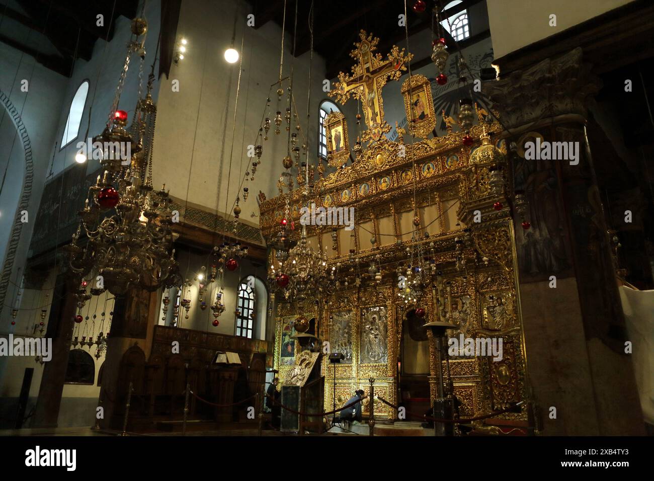 Iconostase et lustres dans l'église grecque orthodoxe de la Nativité reconstruite par l'empereur byzantin Justinien le 1er à la place de l'église originale Banque D'Images