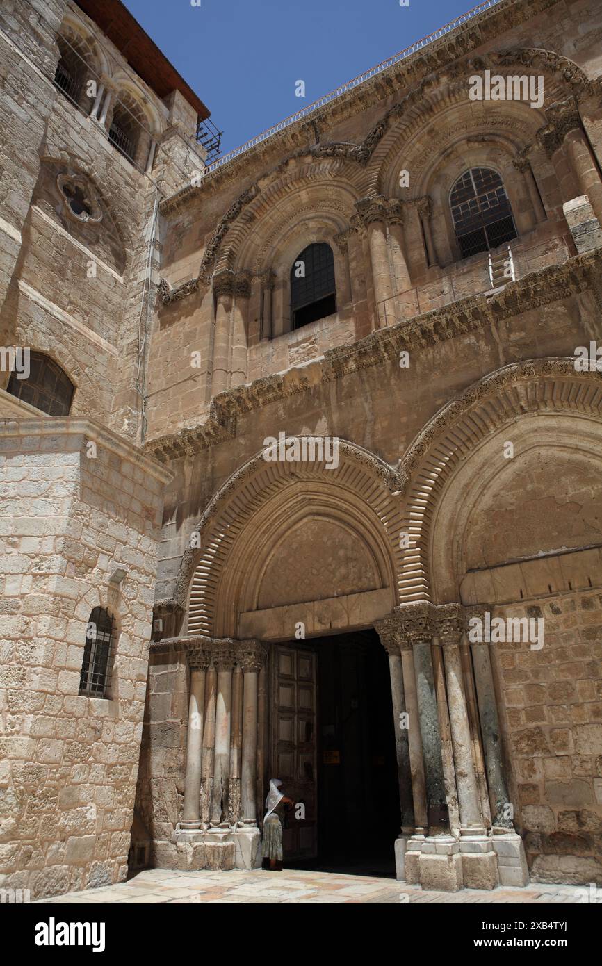 Arcs architecturaux à l'entrée principale de l'église du Saint-Sépulcre ou église de la Résurrection, sites du Golgotha et sépulture de Jésus-Christ. Banque D'Images