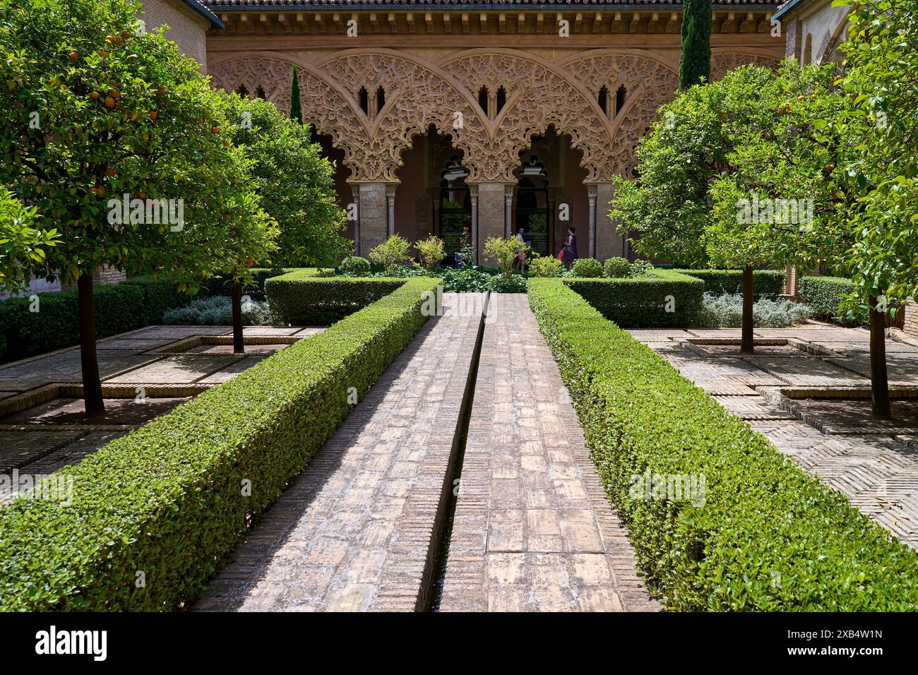 Vue sur les jardins de la cour de Santa Isabel au Palais Aljaferia à Saragosse, Aragon, Espagne, 06-06-2024 Banque D'Images