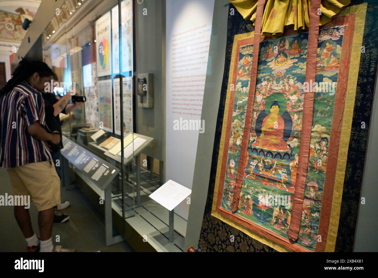 Washington, États-Unis. 10 juin 2024. Peinture tibétaine partage des contes de Jataka lors d'une exposition "Collecting Memories", aujourd'hui le 10 juin 2024 à la Bibliothèque du Congrès à Washington DC, USA. (Photo de Lenin Nolly/Sipa USA) crédit : Sipa USA/Alamy Live News Banque D'Images