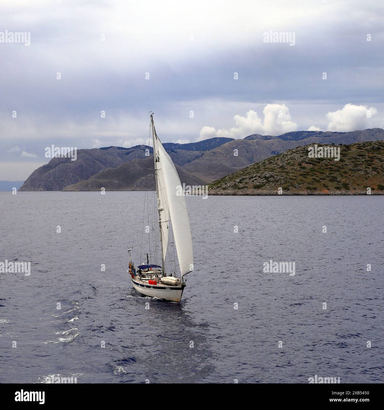 Bateau à voile au large de l'île de Symi, Dodécanèse, Grèce, Europe. Prise en mai 2024 Banque D'Images