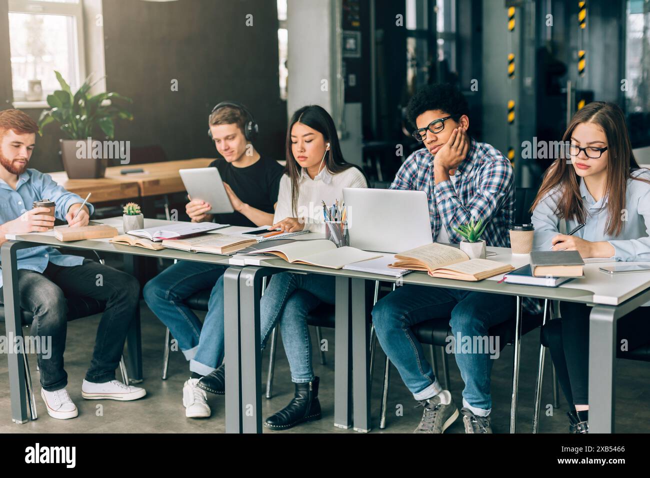 Groupe d'étudiants engagés dans la session d'étude à la Bibliothèque Banque D'Images