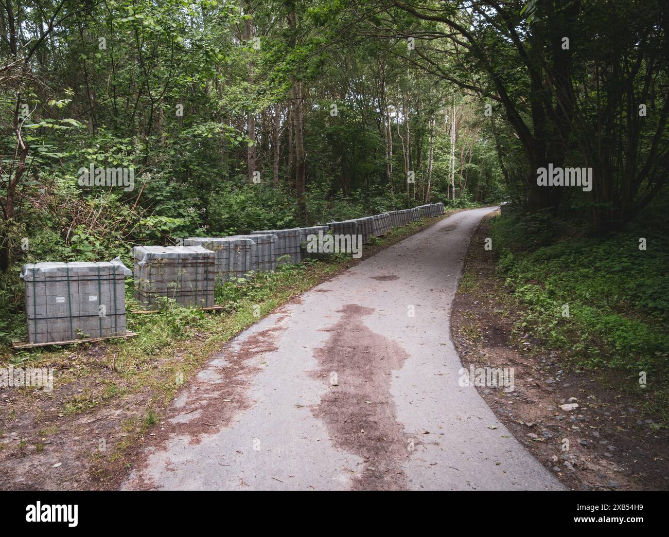 un nouveau chemin est construit avec des pavés Banque D'Images