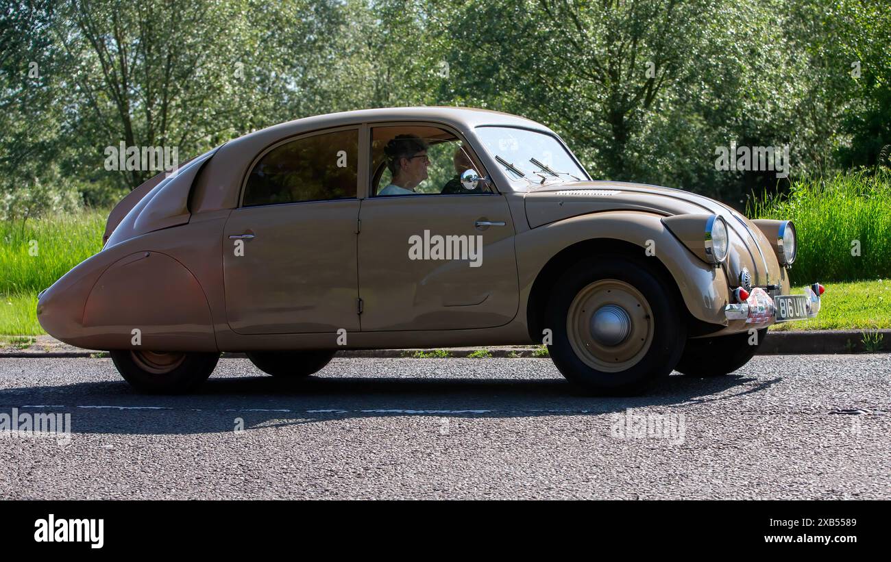 Stony Stratford, Royaume-Uni - 2 juin 2024 : 1938 Tatra T97 car, une voiture de taille moyenne tchécoslovaque construite par Tatra à Kopřivnice, Moravie, de 1936 à 1939, conduisant o Banque D'Images