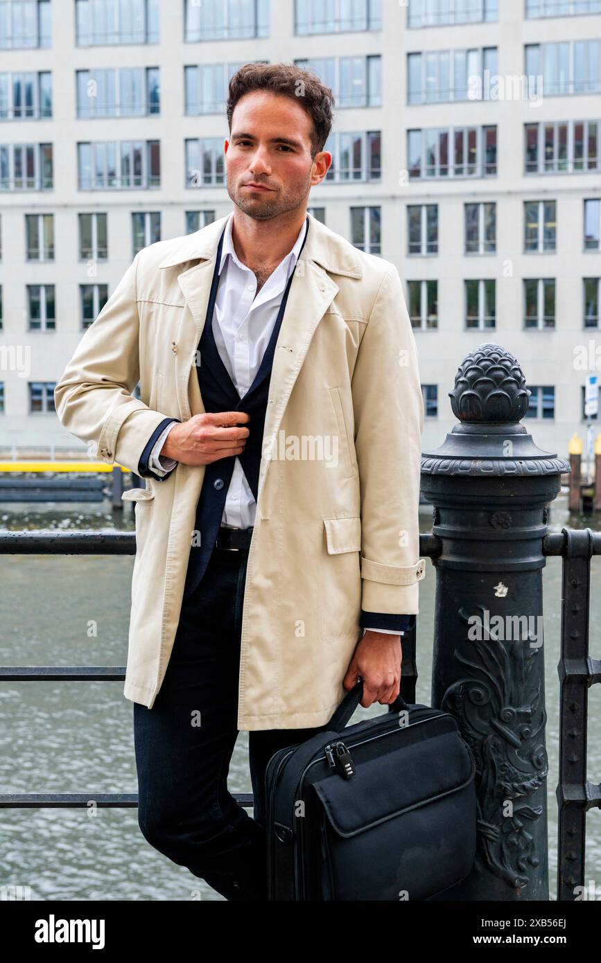 Portrait Busines homme se promenant homme d'affaires gay se promenant dans les rues du Capitole allemand sur son chemin à un de ses lieux de travail mobiles. Berlin, Allemagne. MRYES Berlin Spree River Bank Berlin Allemagne Copyright : xGuidoxKoppesxPhotox Banque D'Images