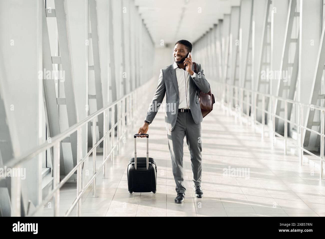 Toujours en contact. Entrepreneur Talking on Phone in Airport Banque D'Images