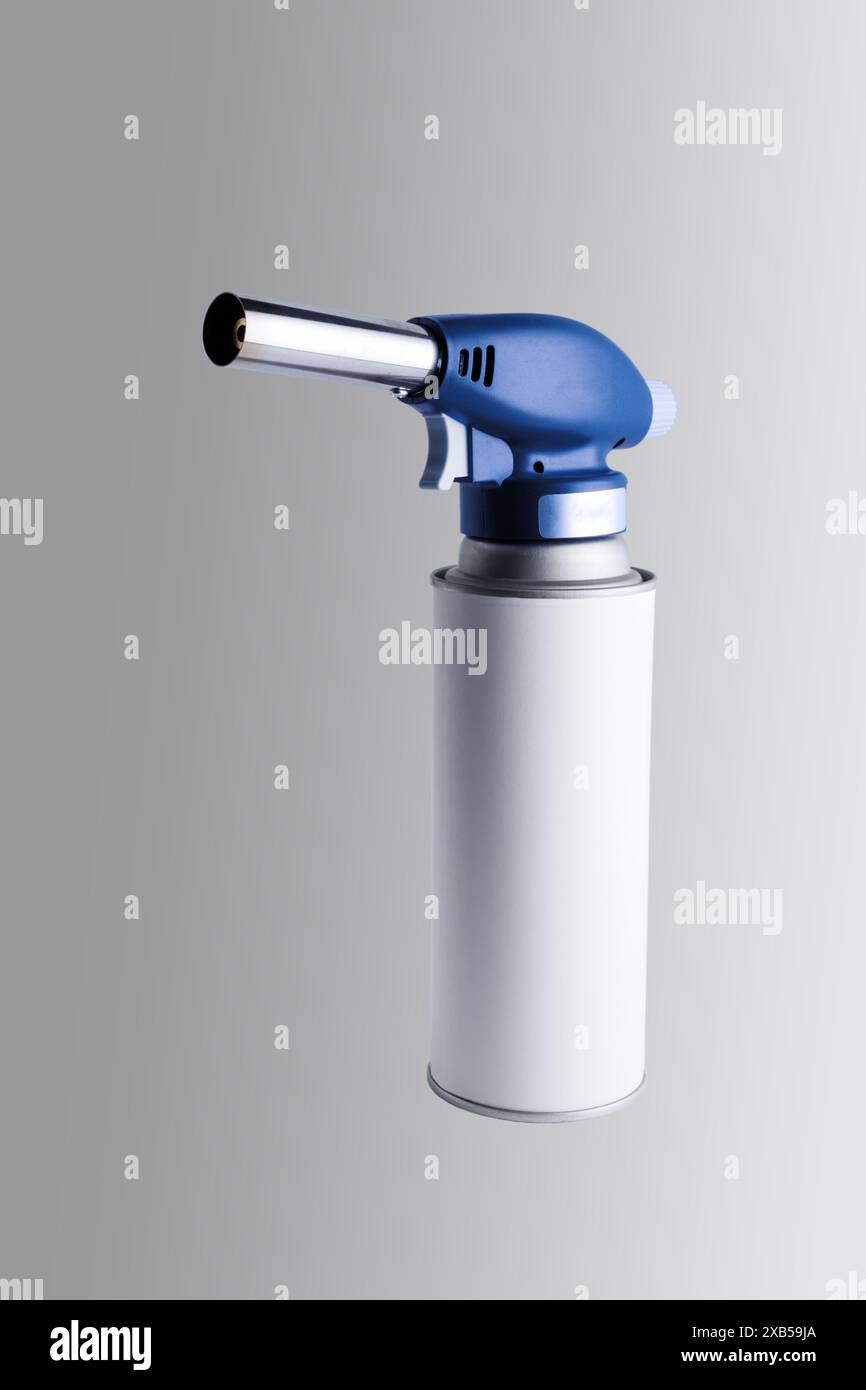 Brûleur à gaz sur canette. Gros plan. Isolé sur un fond gris. Banque D'Images