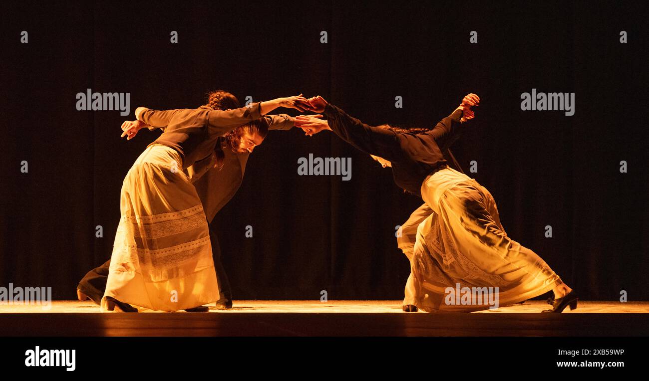 Théâtre Sadlers Wells, Londres, Royaume-Uni. 10 juin 2024. Festival du flamenco : David Coria & David Lagos Company ¡Fandango! Le chorégraphe David Coria et le chanteur David Lagos convergent dans une interprétation contemporaine du fandango, un style musical populaire et festif d’Andalousie avec plus de 500 ans d’histoire, lundi 10 juin. Acteurs (danse et musique) : Cía David Coria, Cía David Lagos, Flor Oz, Paula Comitre, Marta Gálvez, Ivan Orellana, Luis Gonzalez, Alfreda Lagos, Daniel Munoz. Crédit : Malcolm Park/Alamy Live News Banque D'Images