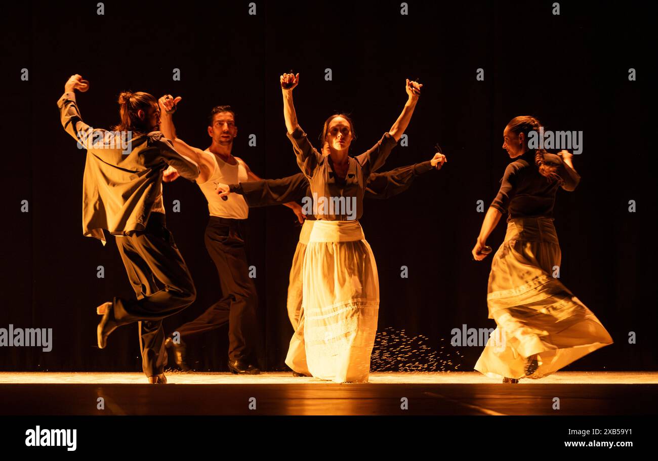 Théâtre Sadlers Wells, Londres, Royaume-Uni. 10 juin 2024. Festival du flamenco : David Coria & David Lagos Company ¡Fandango! Le chorégraphe David Coria et le chanteur David Lagos convergent dans une interprétation contemporaine du fandango, un style musical populaire et festif d’Andalousie avec plus de 500 ans d’histoire, lundi 10 juin. Acteurs (danse et musique) : Cía David Coria, Cía David Lagos, Flor Oz, Paula Comitre, Marta Gálvez, Ivan Orellana, Luis Gonzalez, Alfreda Lagos, Daniel Munoz. Crédit : Malcolm Park/Alamy Live News Banque D'Images