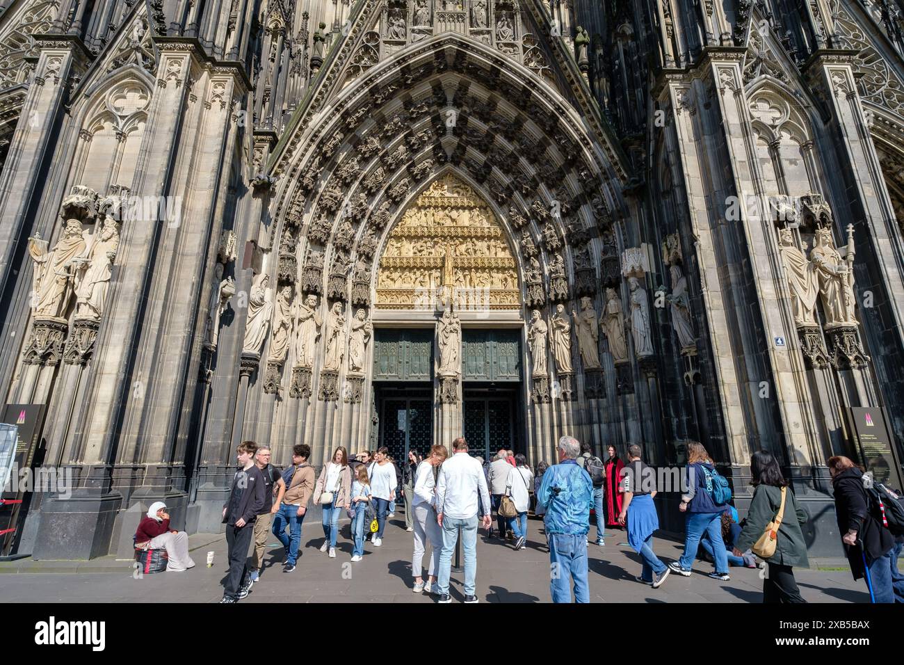 Cologne, Allemagne - 22 mai 2024 : vue des touristes devant l'entrée impressionnante de la cathédrale Saint-Pierre de Cologne en Allemagne Banque D'Images