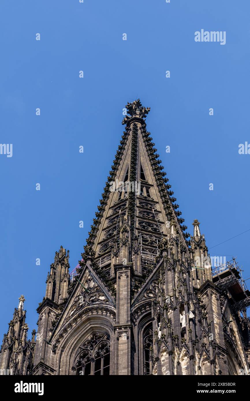 Vue sur le sommet de l'impressionnante cathédrale Dom de Saint-Pierre à Cologne Allemagne Banque D'Images