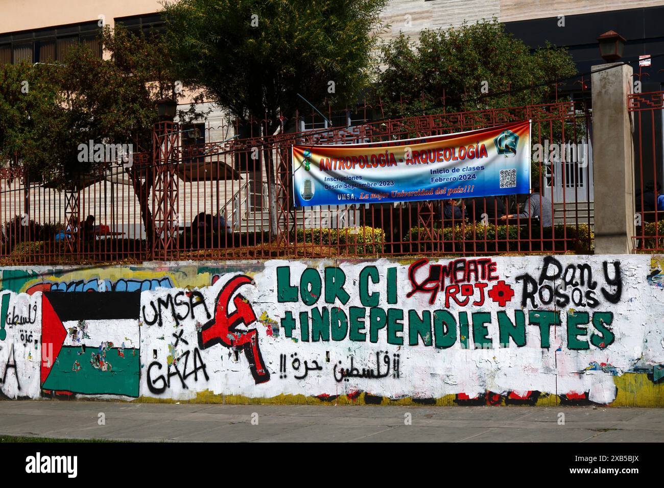 Murale du Parti communiste bolivien montrant son soutien à la Palestine près de la principale université de l'UMSA dans le centre de la Paz, Bolivie. Depuis 2009, le gouvernement bolivien s'est de plus en plus aligné sur la Palestine et a adopté une position anti-israélienne. Le gouvernement rompt les relations diplomatiques avec Israël le 31 octobre 2023 pour protester contre le bilan palestinien de la guerre Israël-Hamas, devenant l'une des premières Nations à le faire. Banque D'Images