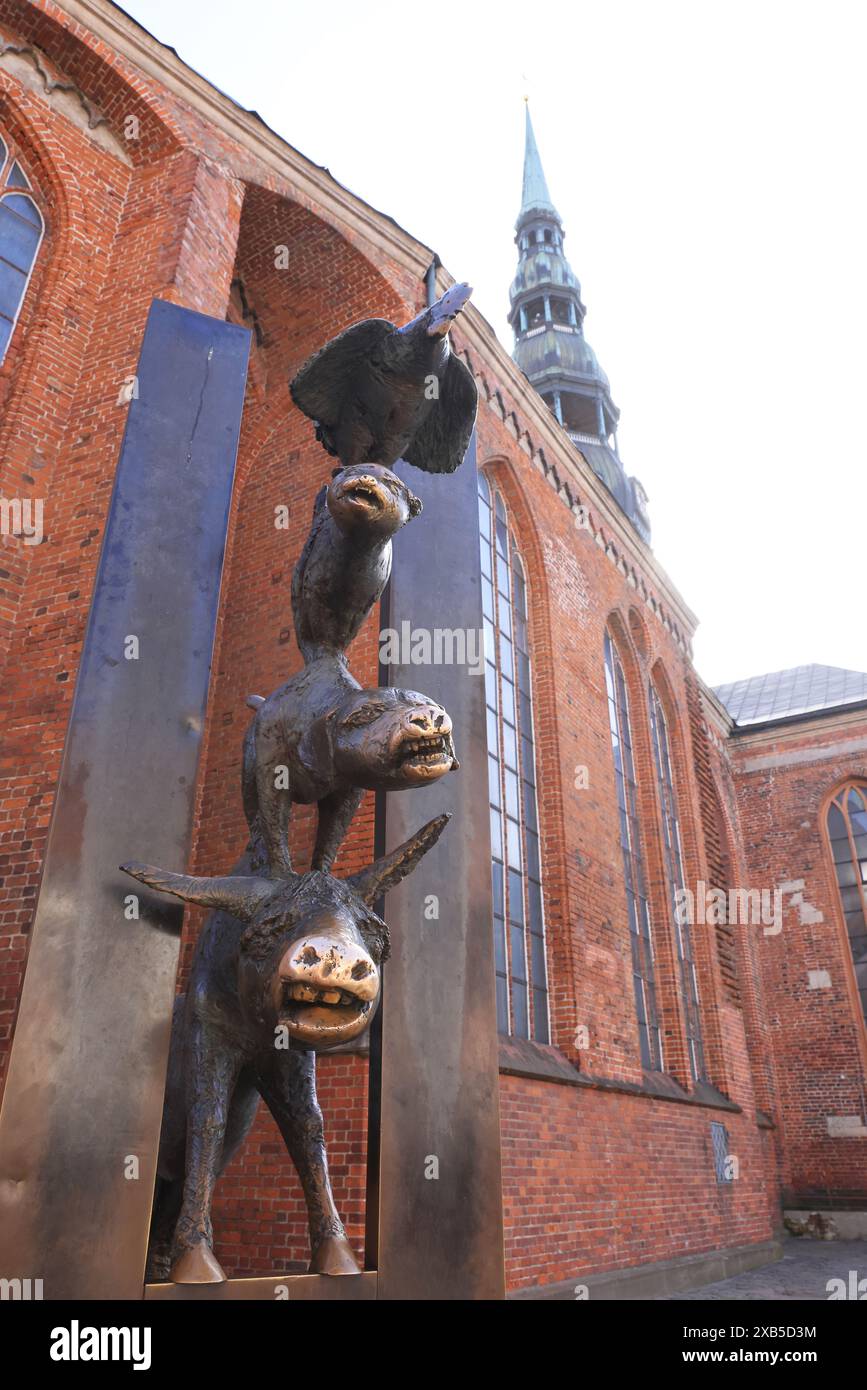 Brême musiciens Statue, monument à Riga, sculpture de 4 animaux, âne, chien, chat et coq, basée sur le conte de fées des Frères Grimm. Banque D'Images