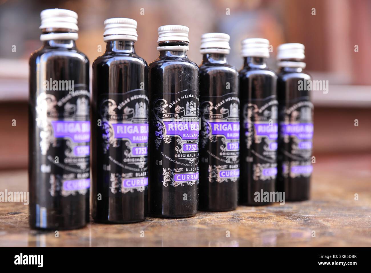 Riga Black Balsam, la boisson traditionnelle lettone nationale, faite selon une recette secrète et une liqueur à base de plantes faite avec des ingedients naturels. Banque D'Images