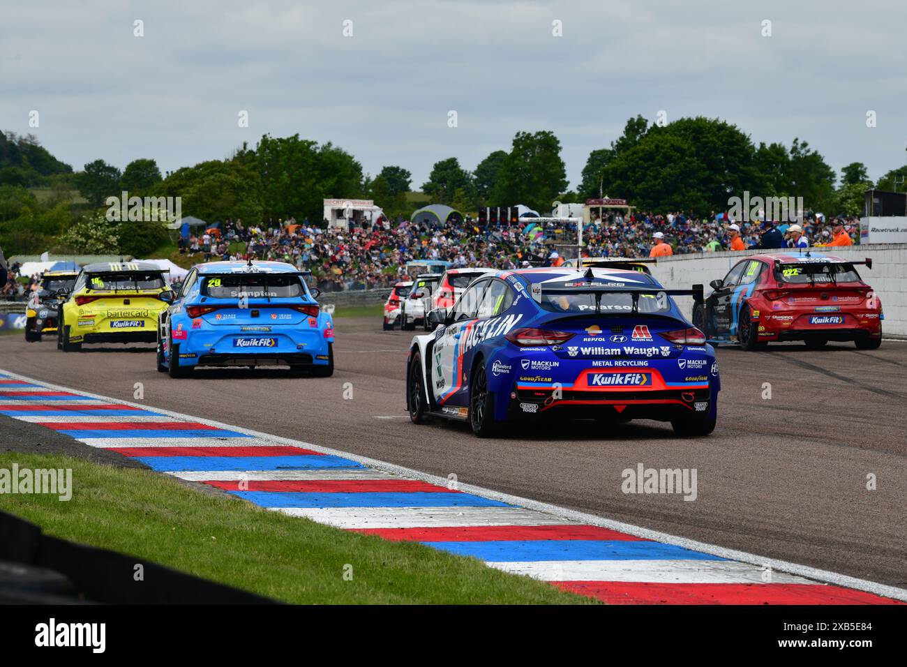 Depuis l'arrière de la grille, BTCC, British Touring car Championship, fait les dix, onze et douze tours de la saison 2024, depuis le circuit de Thruxton, Andov Banque D'Images